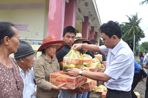 Đồng chí Phan Xuân Hạnh - Phó Bí thư Thường trực Tỉnh Đoàn trao quà cứu trợ cho người dân vùng lũ xã An Hiệp, huyện Tuy An